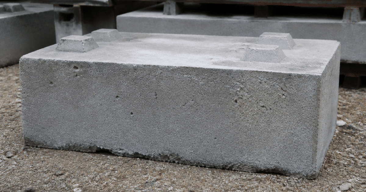 bloc beton gris lourd pose sol horizontal