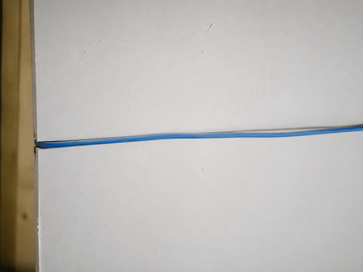 Comment passer un câble horizontal dans une cloison placo