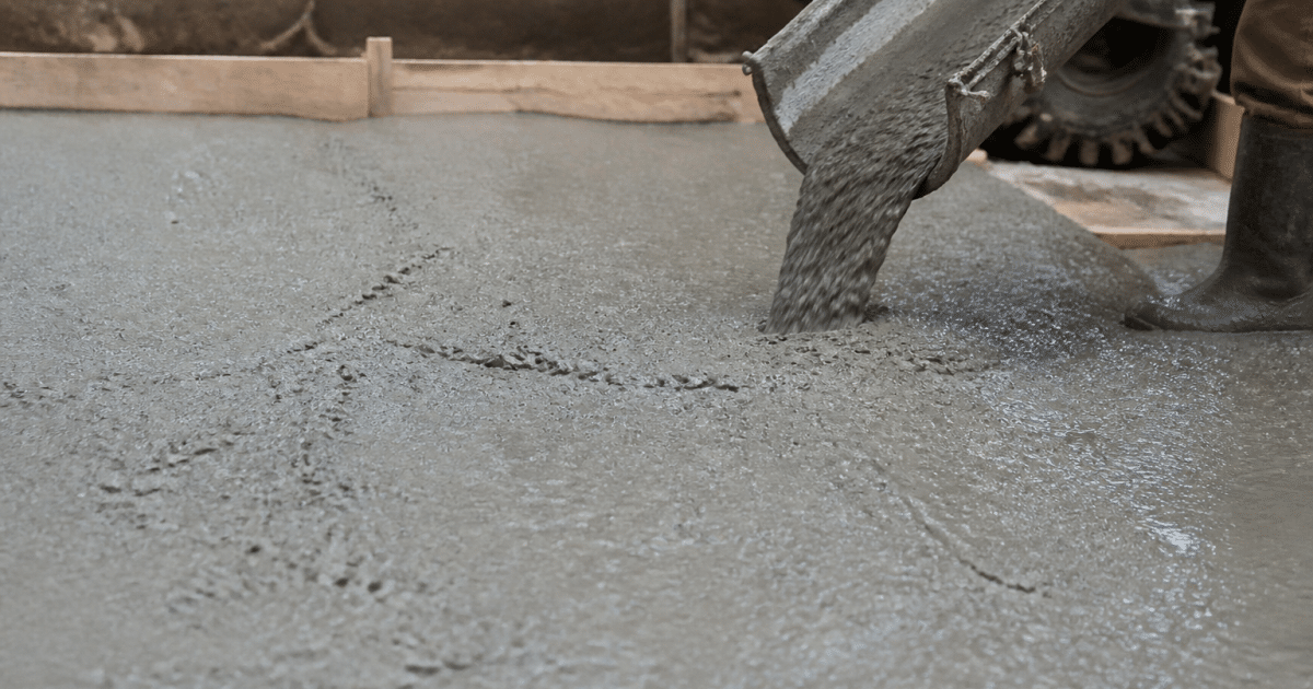 Ciment gris verse horizontalement sur surface plane epaisse