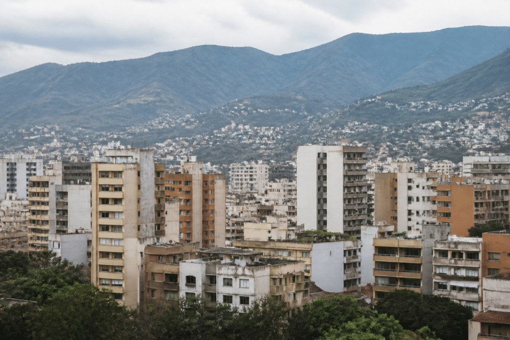 Immeubles denses centre-ville montagne arrière-plan quartiers épars
