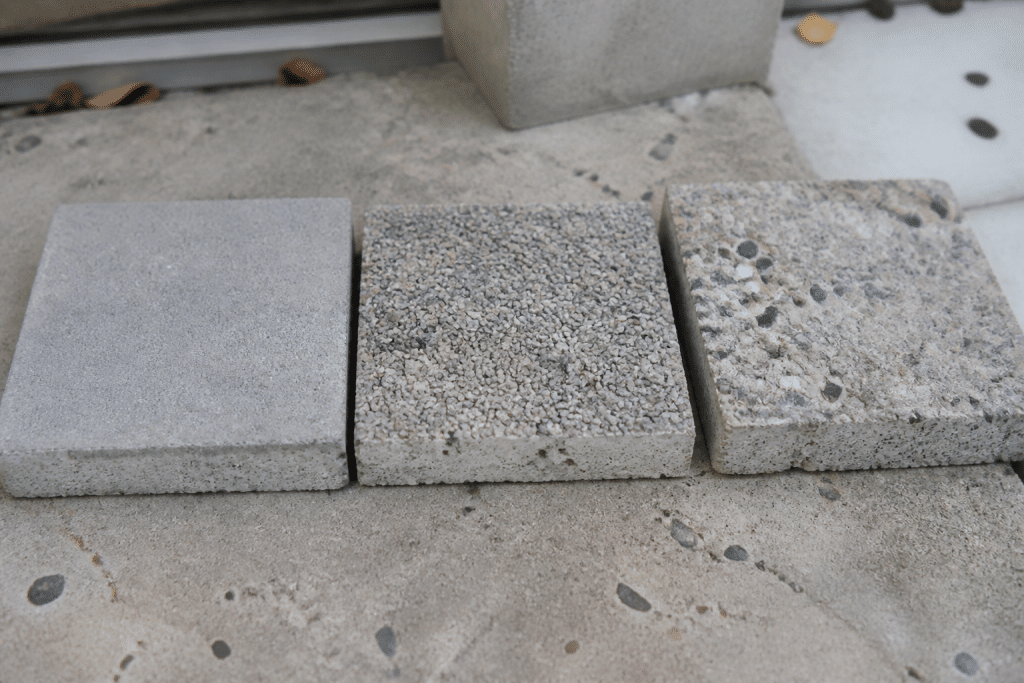 Trois echantillons beton terrasse textures differentes gris