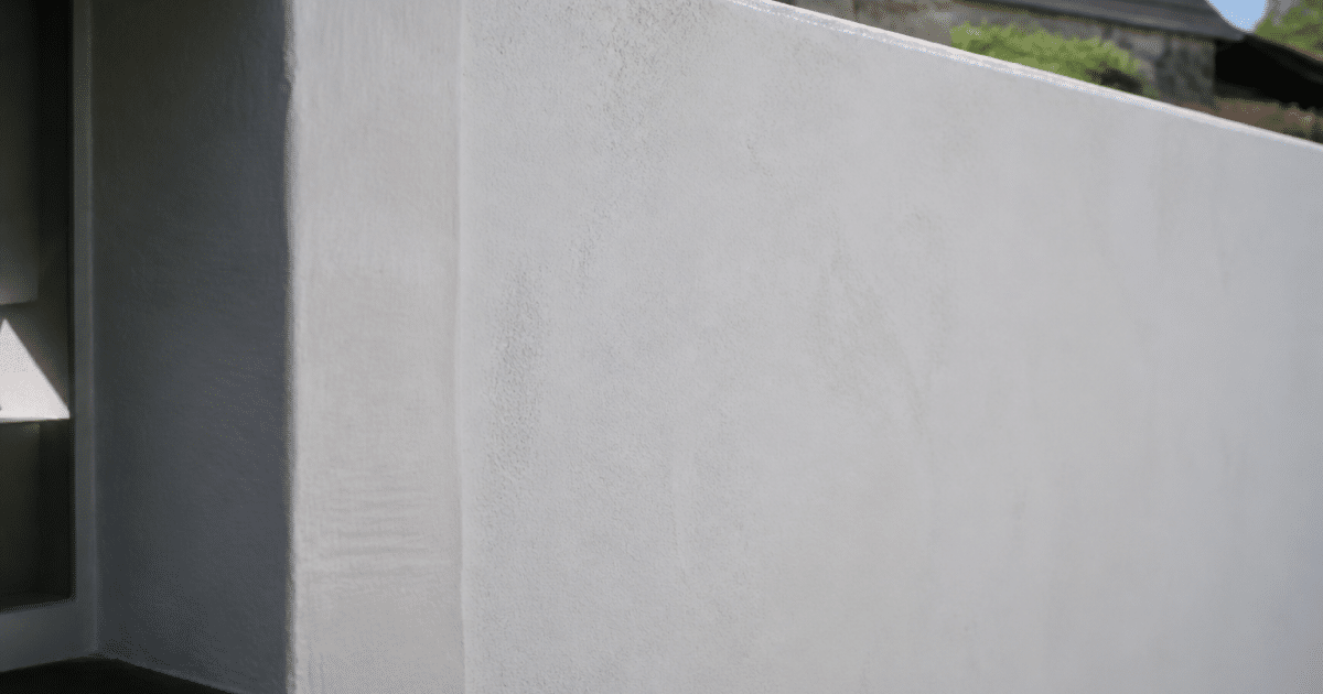 Enduit blanc lisse applique sur surface murale verticale sechant