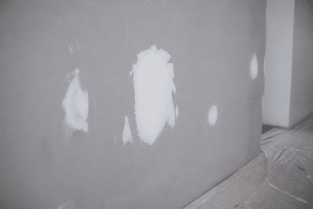 Enduit de rebouchage blanc sec sur mur gris