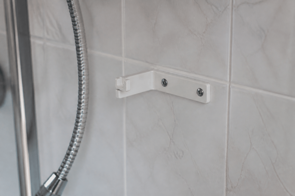 Appareil mural fixe avec chevilles, distance marquee douche
