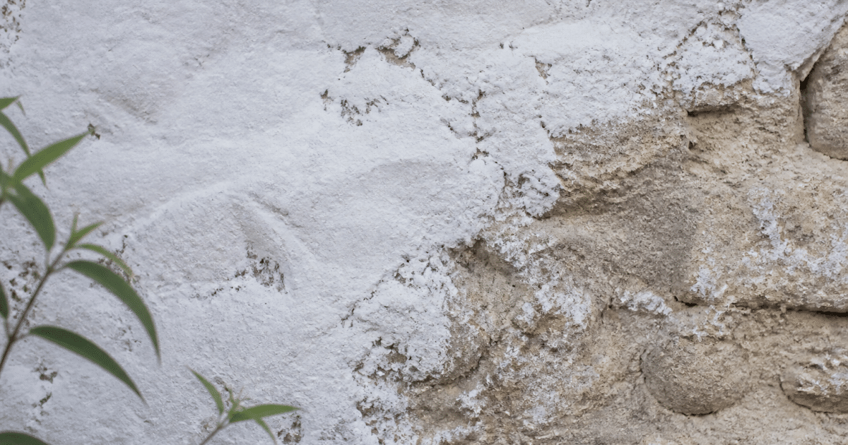 couche chaux blanche appliquee surface mur pierre brute