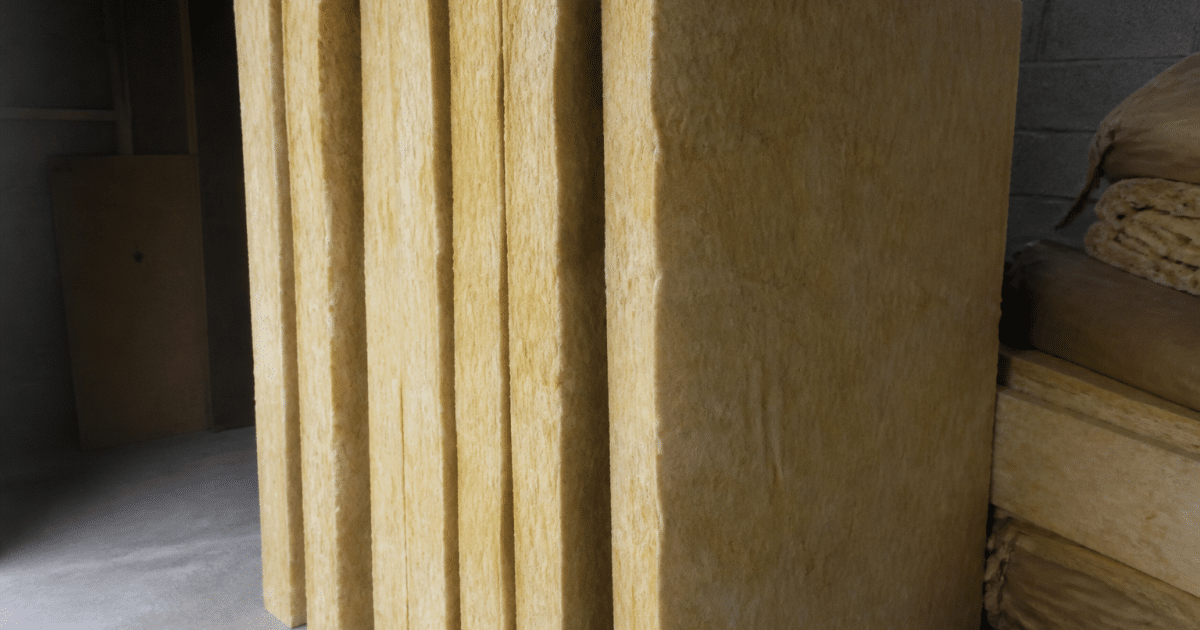 Panneaux de laine de verre empiles verticalement dans atelier construction