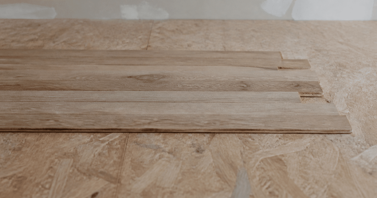 Lames de parquet alignees horizontalement sur sous-couche bois