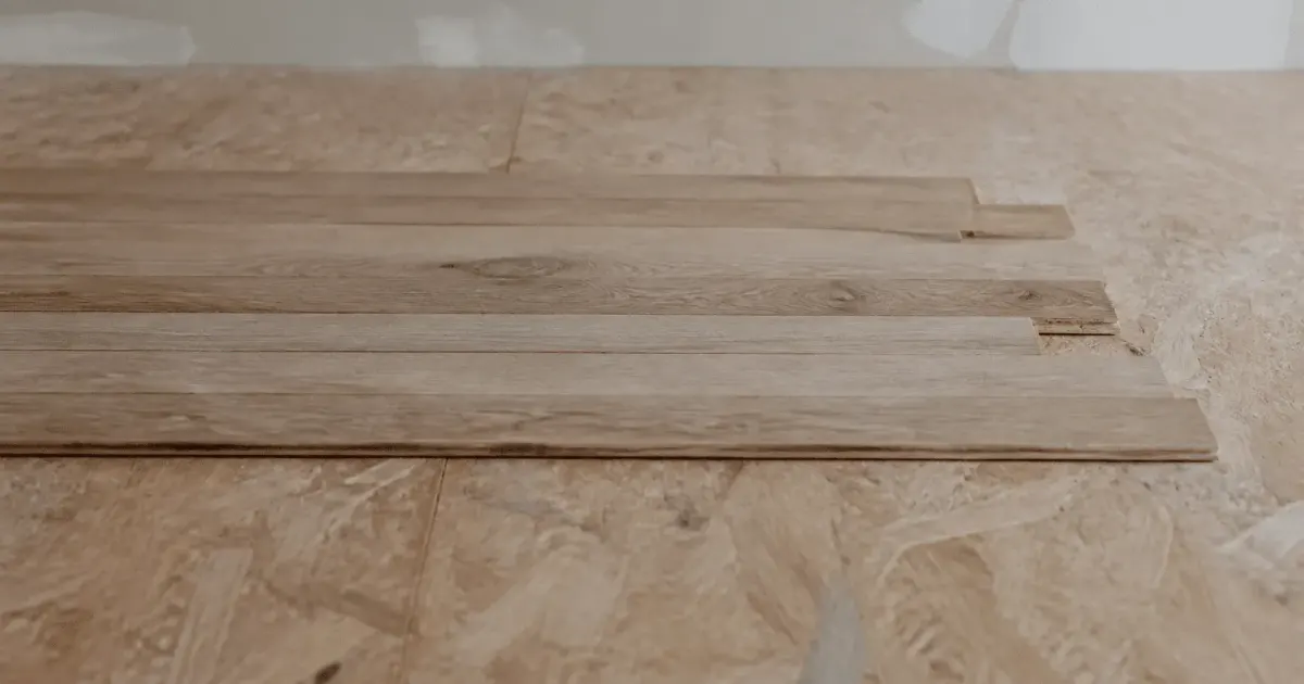 Lames de parquet alignees horizontalement sur sous-couche bois