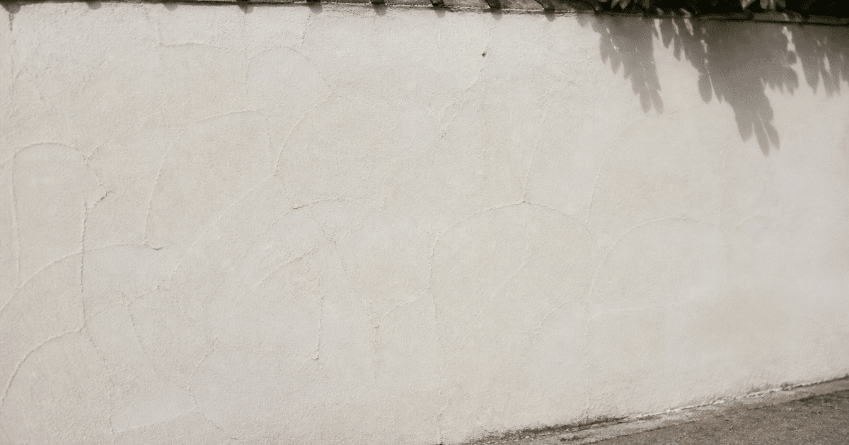 Mur de parpaing recouvert de crépi blanc appliqué à la truelle