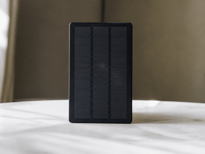 Comment fonctionne un panneau solaire plug and play ? Branchement et rendement