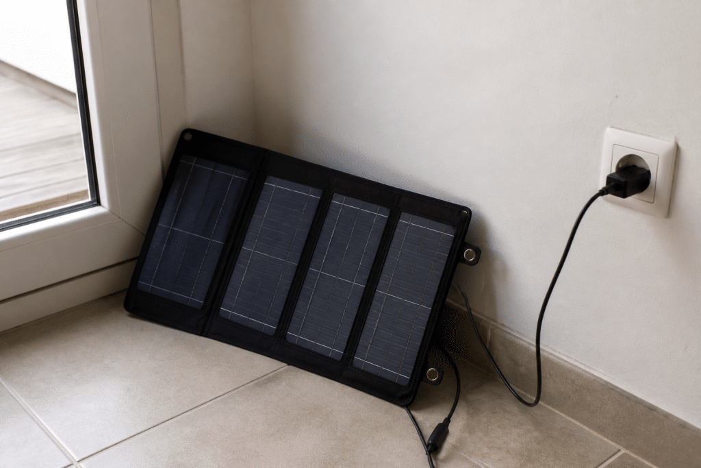 Panneau solaire portable branché sur prise murale blanche