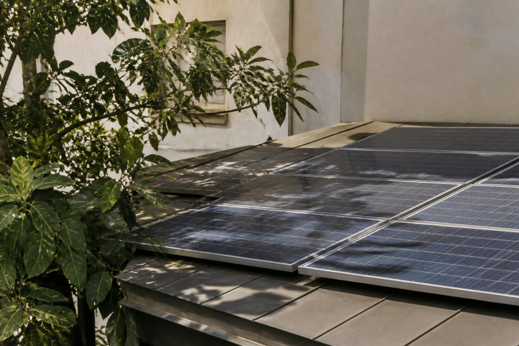 Panneaux solaires ombragés par arbres et bâtiments