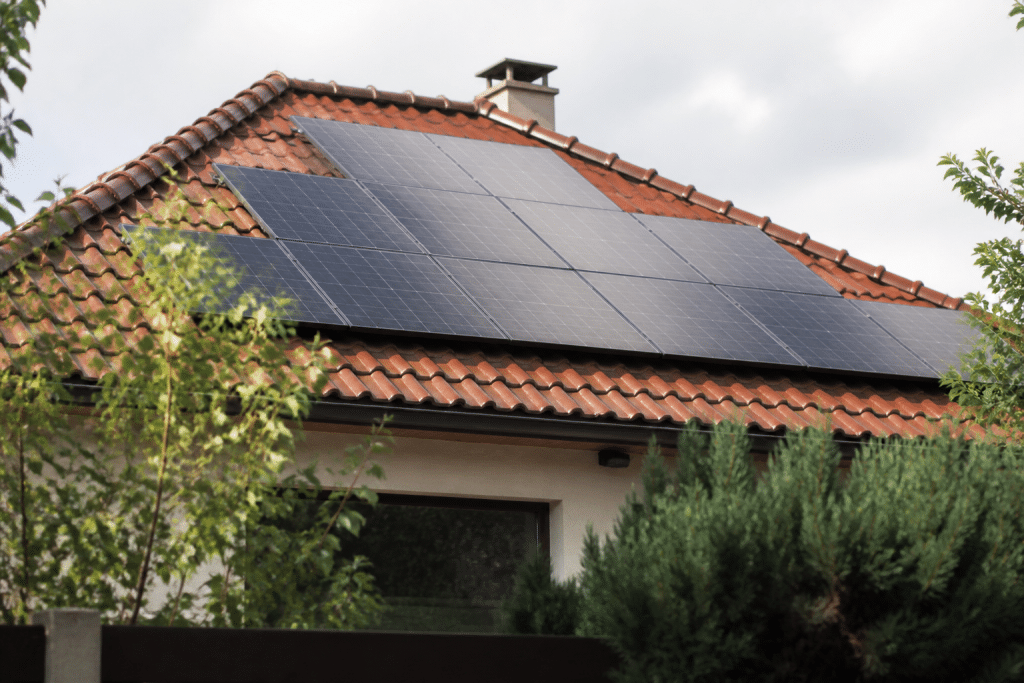 Panneaux solaires sur toit exposant production annuelle estimee