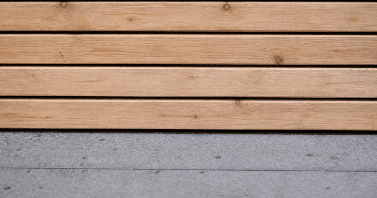 Planches bois stratifiées posées horizontalement sur sous-couche grise