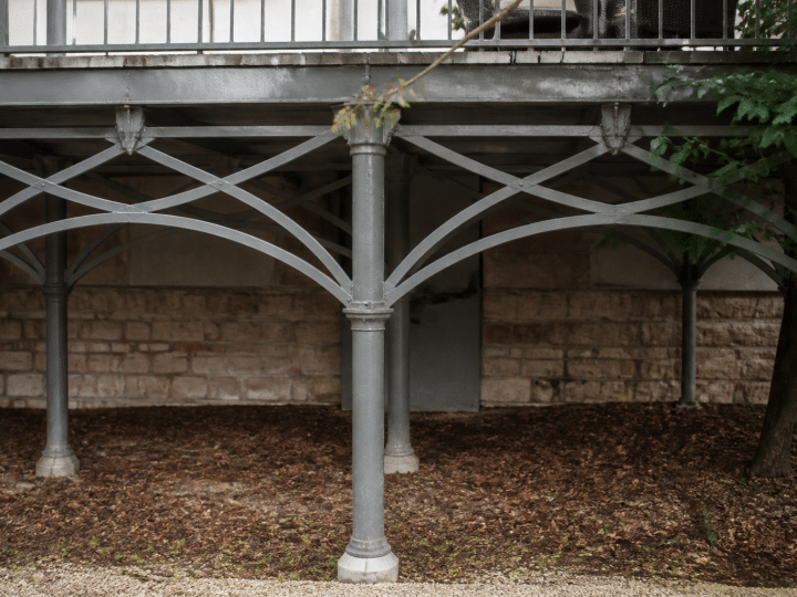 Pergola en fer forgé pour terrasse : quel prix, quel style, quelle installation ?