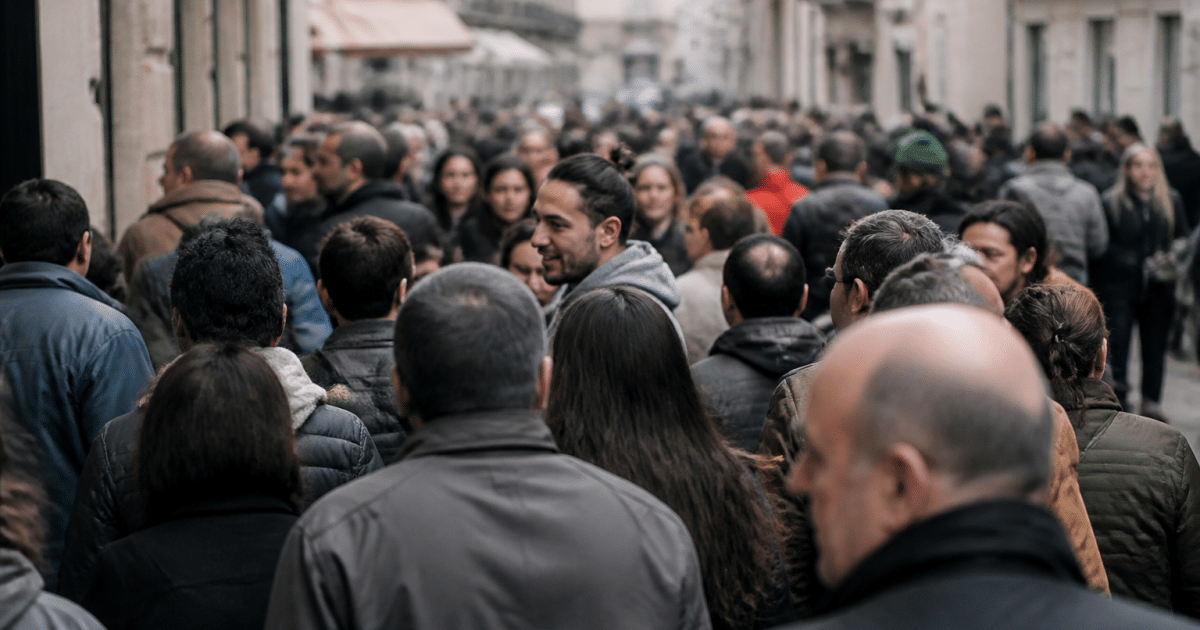 Foule dense de personnes debout dans rue urbaine