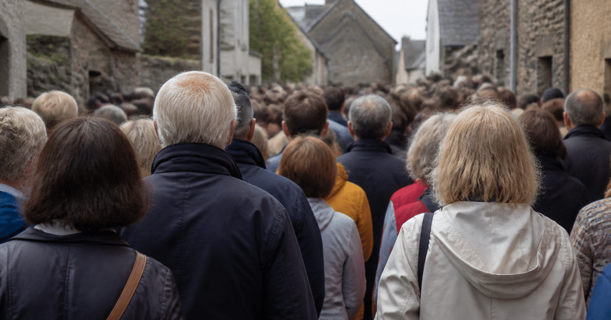 Silhouettes de residents debout cote a cote remplissant rue bretonne