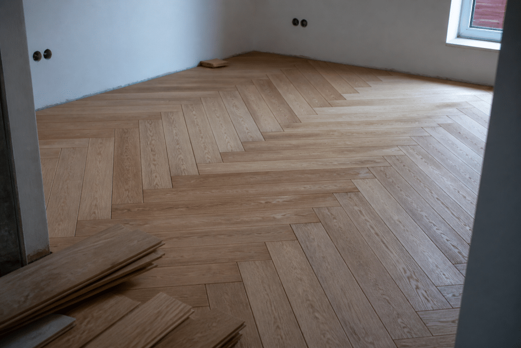 Lames de parquet disposees au sol sans fixation, deux orientations.