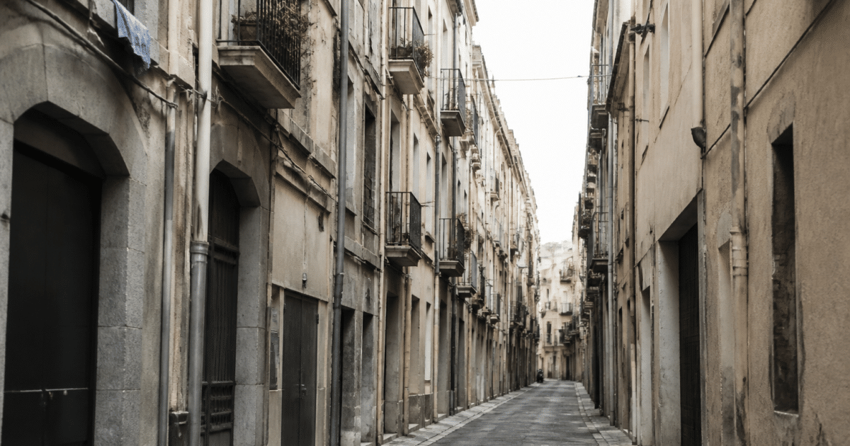 Rue urbaine avec immeubles denses et voies étroites
