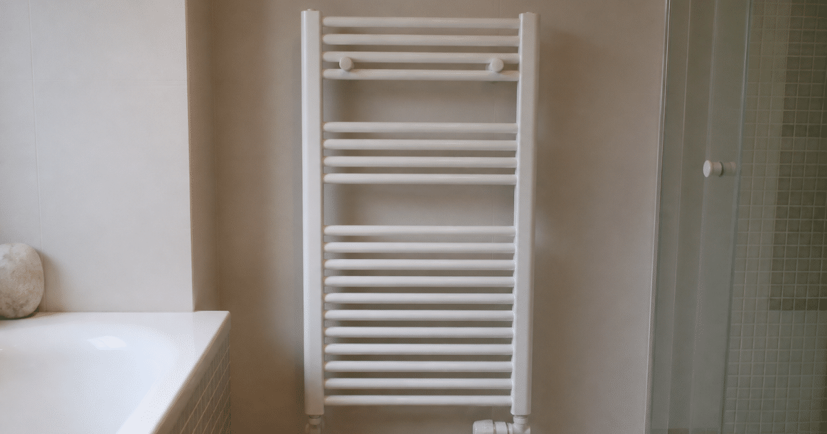 Radiateur blanc fixe au mur salle bain carrelée