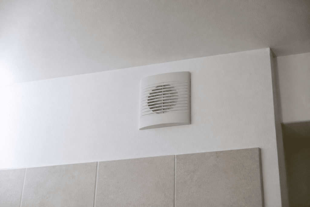 Appareil mural blanc avec grille ventilation salle bain