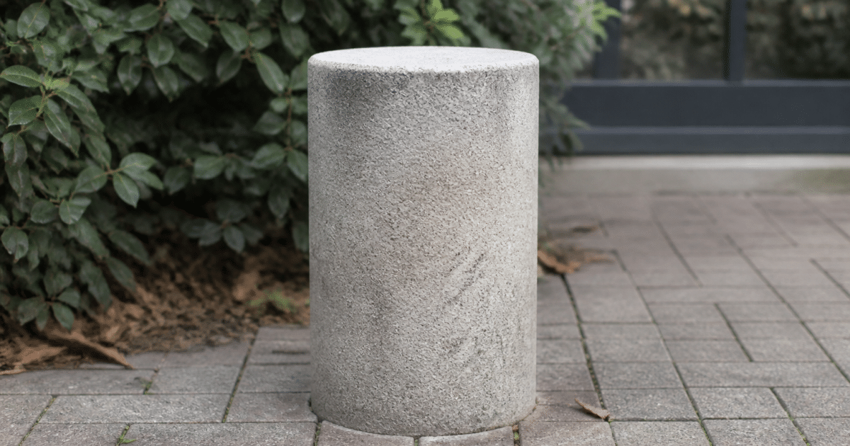 Cylindre beton gris pose verticalement sol exterieur