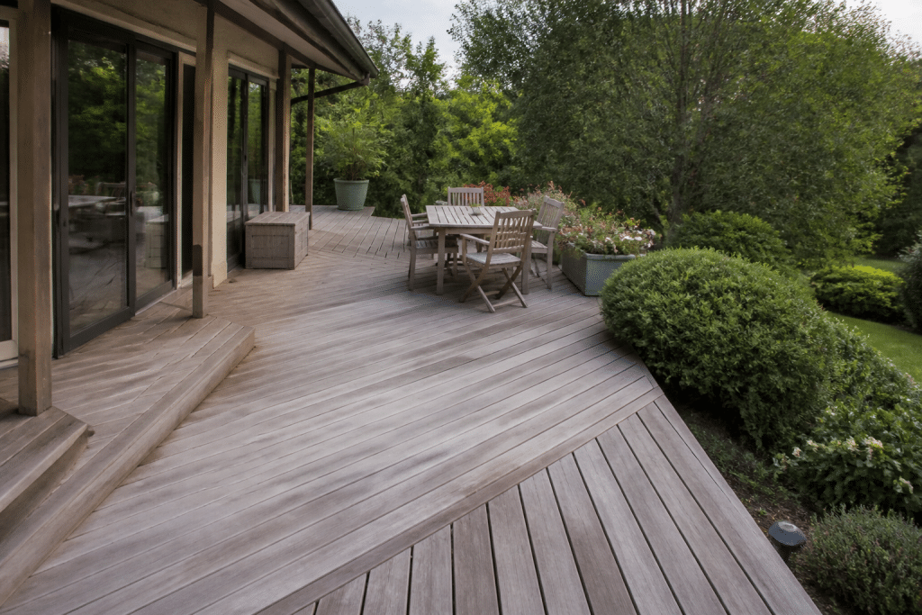 Grande terrasse avec angles complexes et pente visible