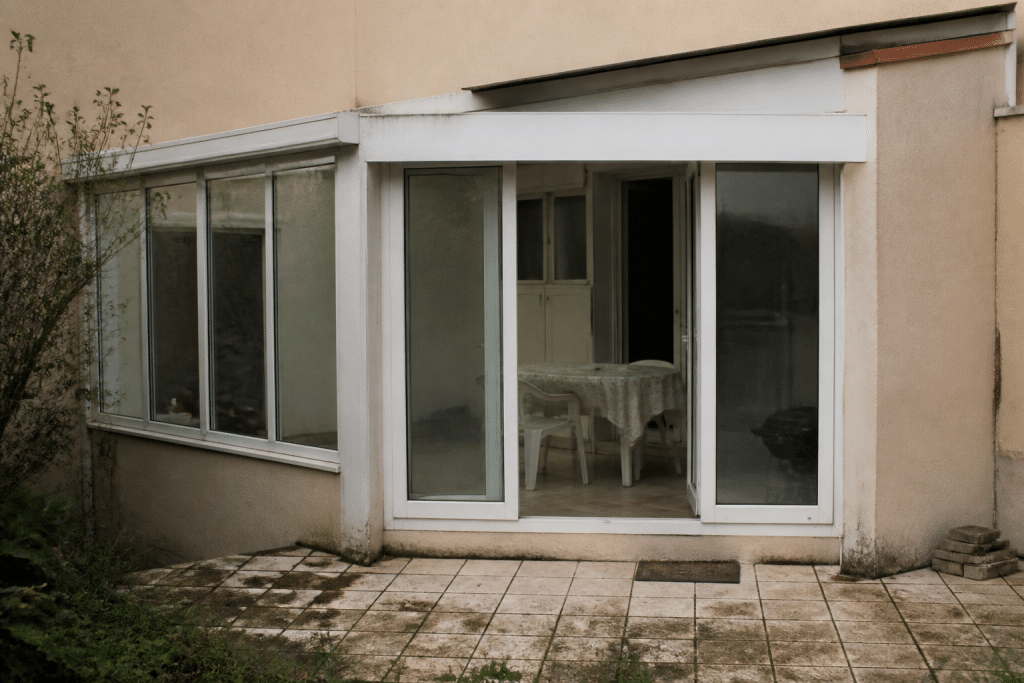 Veranda non autorisee avec avis demolition municipal affiche
