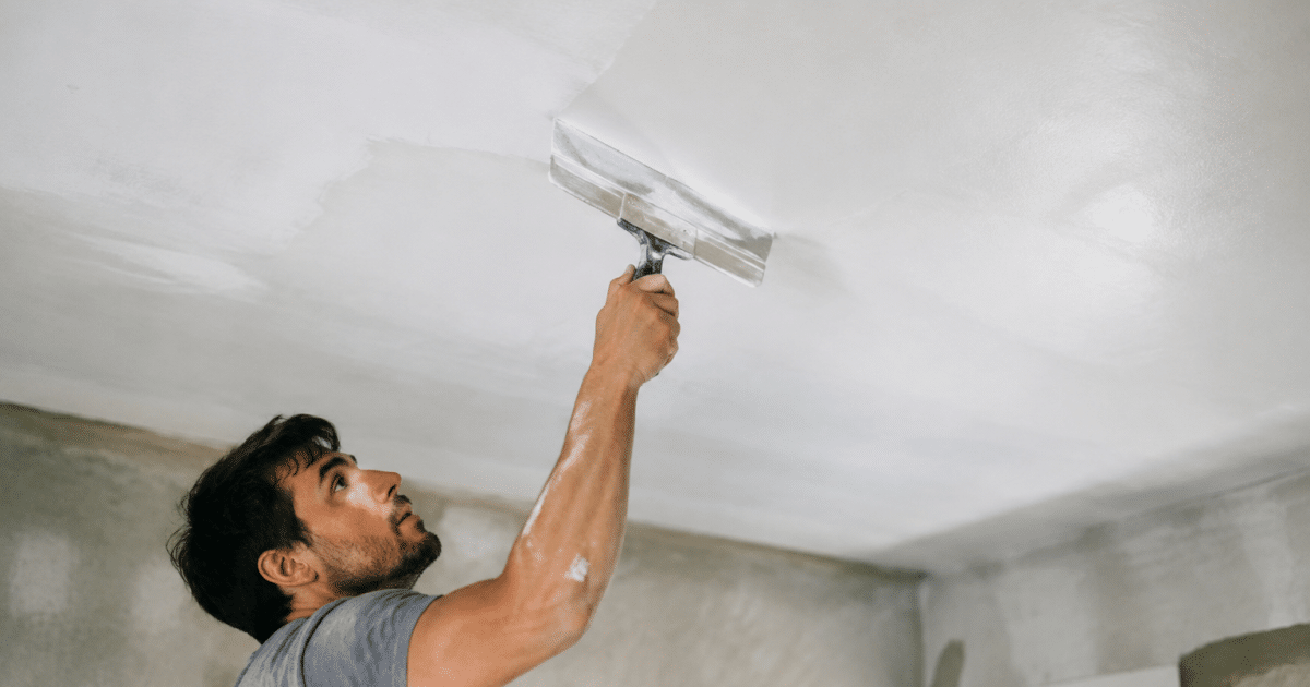 Applicateur etale couche blanche lisse sur plafond horizontal