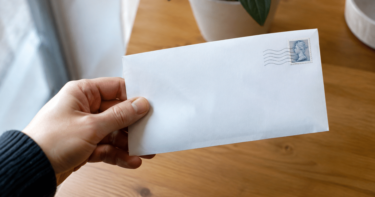 Enveloppe blanche affichant numero postal cinq chiffres France
