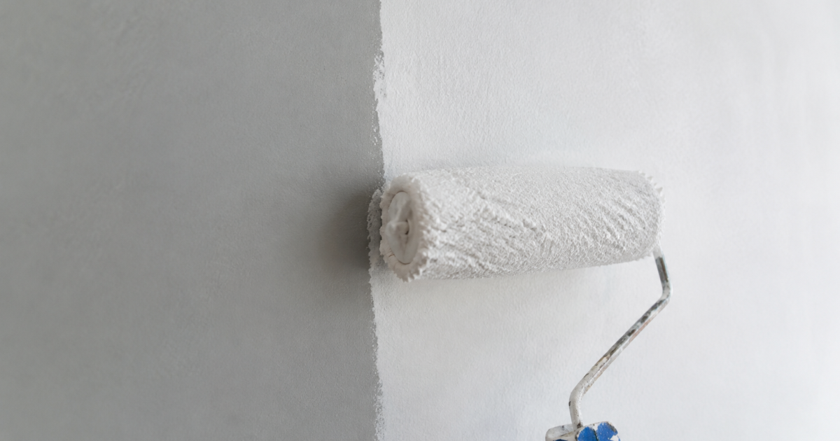 Couche blanche appliquee verticalement sur mur gris clair