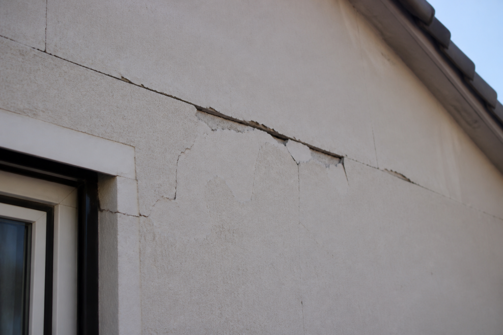 Facade beton cellulaire avec fissures et revetement decolle