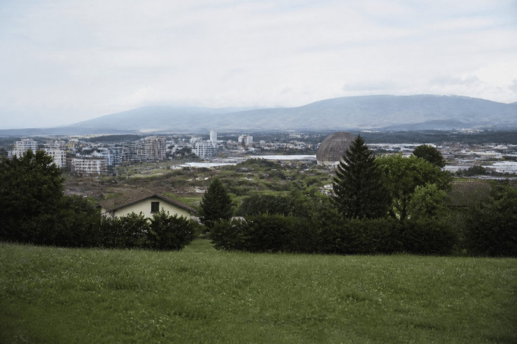 Frontieres suisse avec batiments CERN et zone urbaine