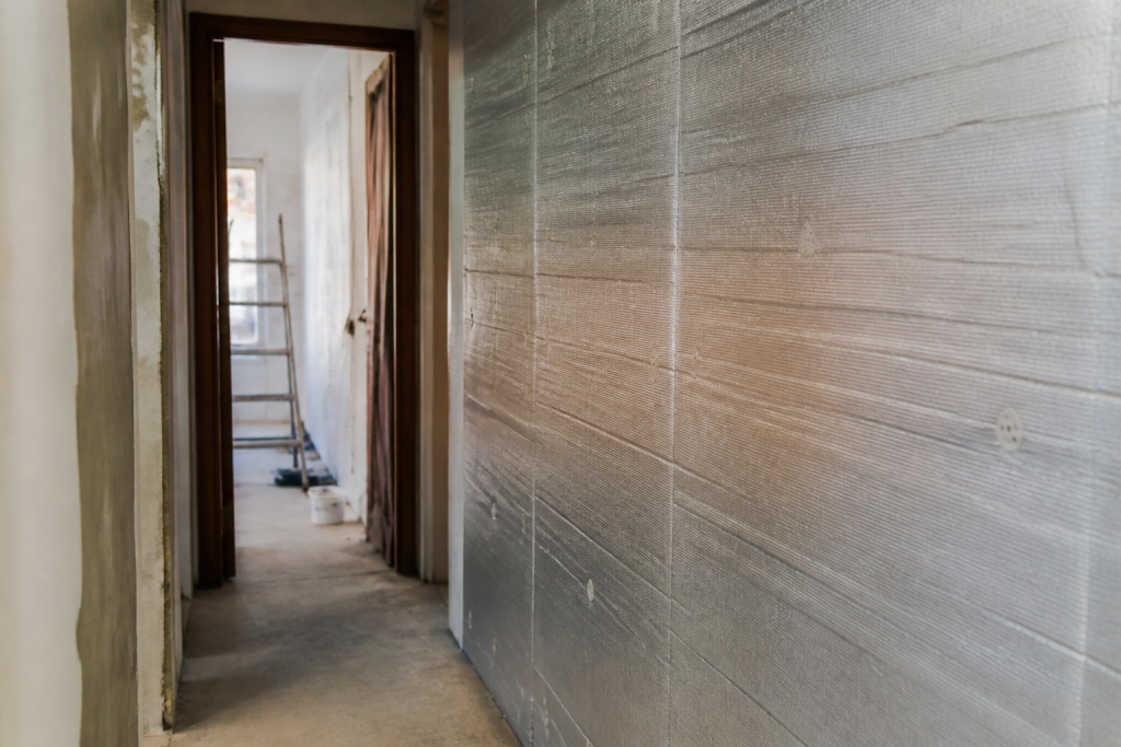 Isolant fin applique mur couloir etroit