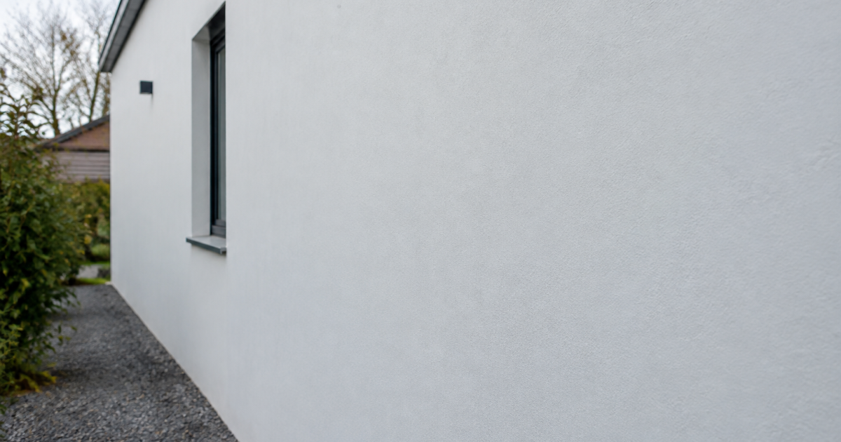 Mur parpaing enduit blanc finition lisse verticale