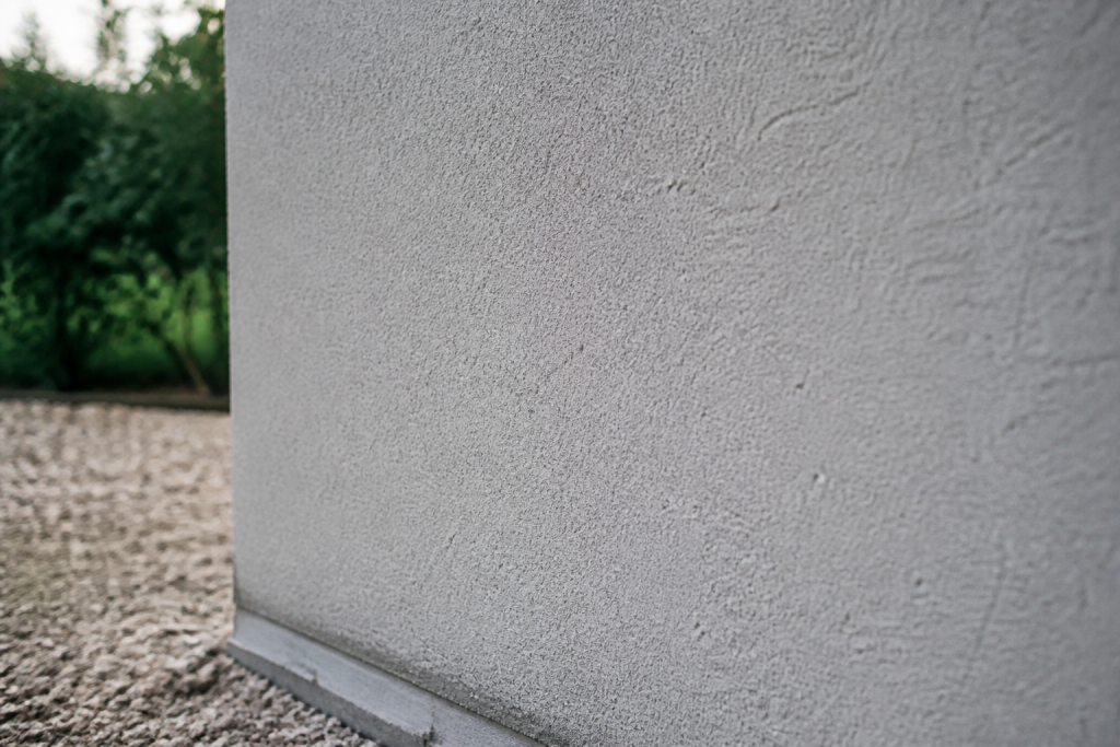 Mur poreux gris couche protection blanche respirante