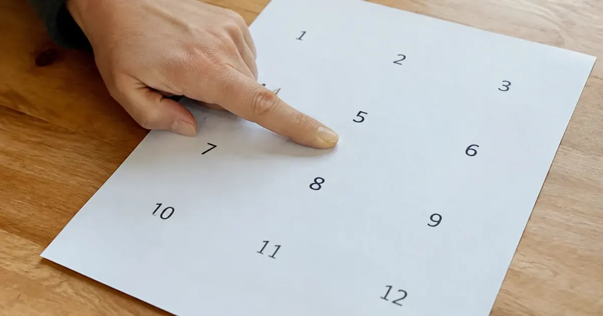 Doigt pointant numero sur lettre blanche