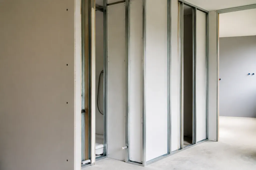 Ossature metallique panneaux blancs cloison salle bain