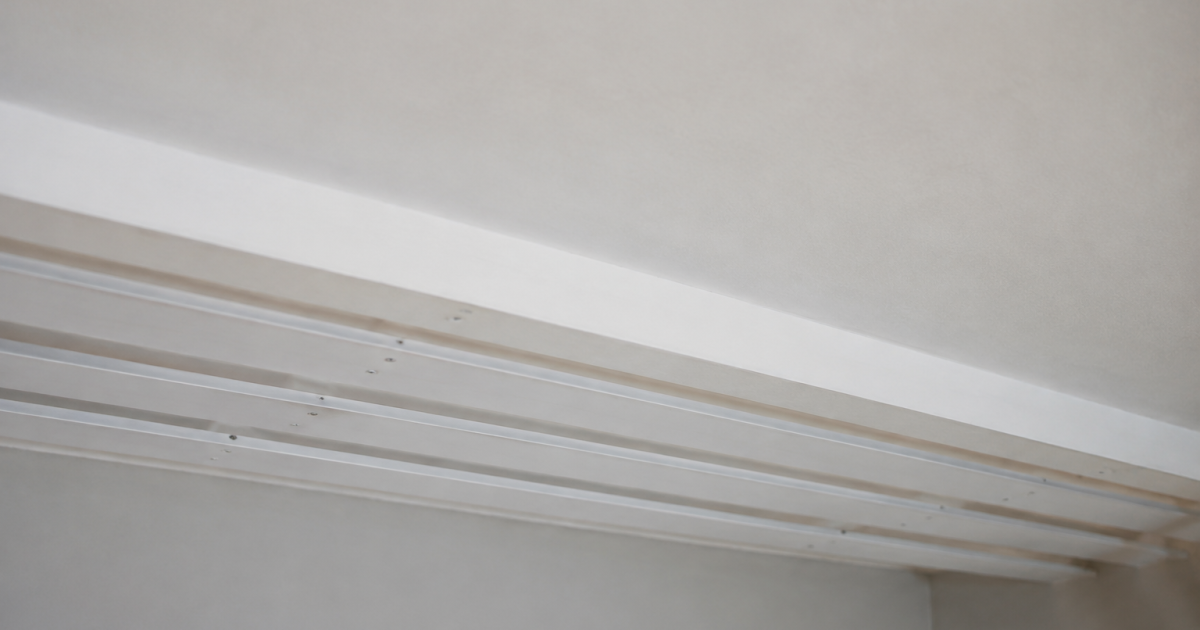 Vis platre alignees sous bande gesso blanche